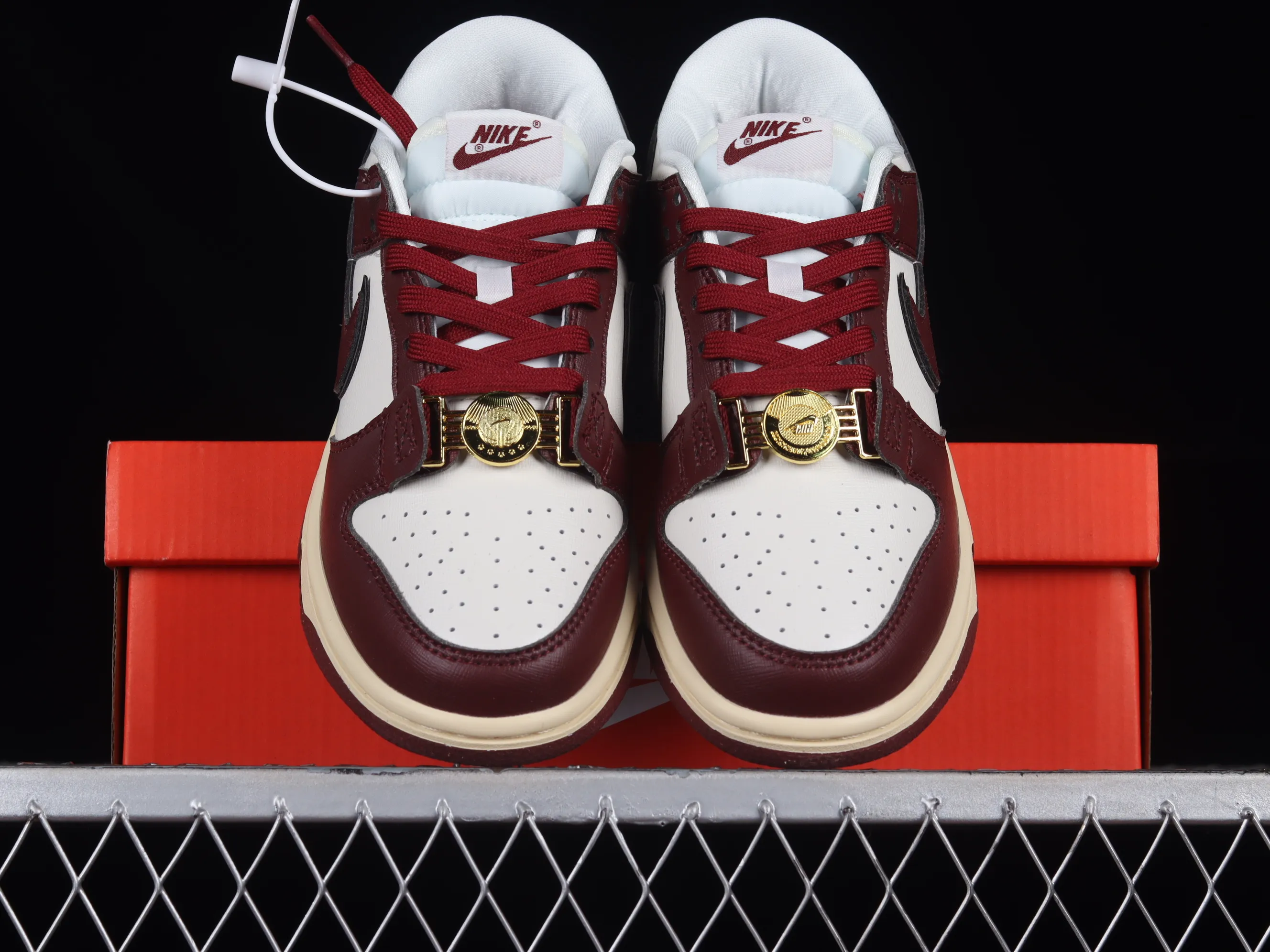 All categories Nk SB Dunk Series Nk SB Dunk Low low-top sneakers Cost-effective version Nk Dunk Low "Team Red" metal buckle burgundy SB low-top sports and leisure sneakers DV1160-101